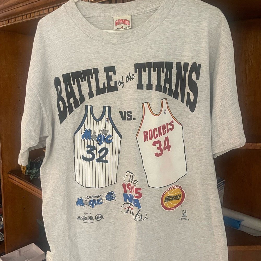 Vintage Battle of the Titans tshirt 

Magic Vs Rockets 1995 (Nutmeg)